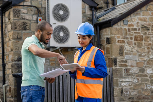 항공 소스 히트 펌프에서 작업하는 엔지니어 - maintenance engineer manual worker power occupation hardhat 뉴스 사진 이미지