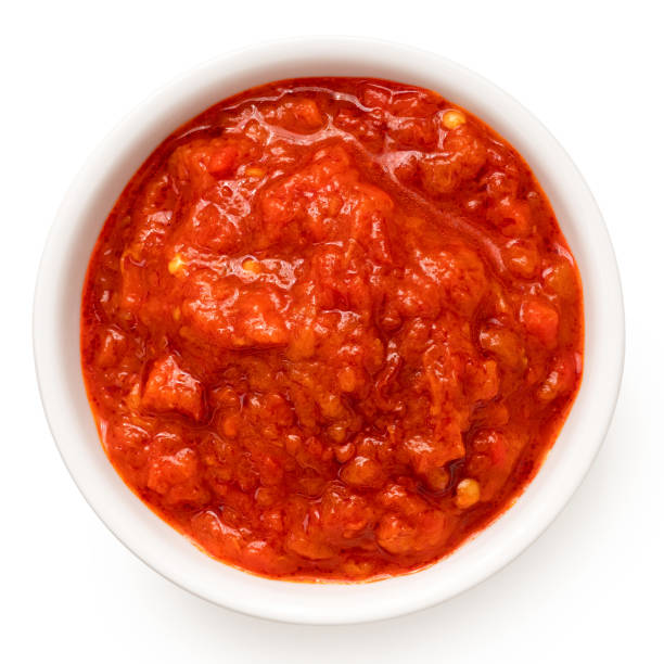 ajvar in einer weißen keramikschale von oben. - relish stock-fotos und bilder