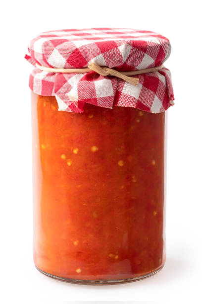 닫힌 유리 항아리에 ajvar. 끈이 달린 체크 처리된 패브릭. - relish jar condiment lid 뉴스 사진 이미지