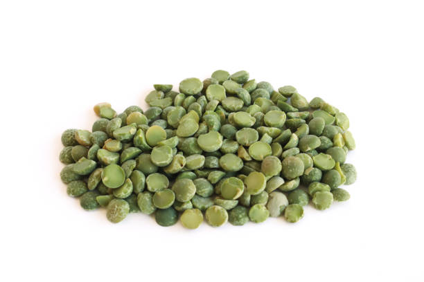 green split peas isolated on white background - green lentil imagens e fotografias de stock