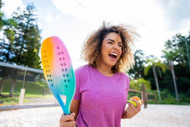 frau spielen beach-tennis - tennis court sport ball stock-fotos und bilder