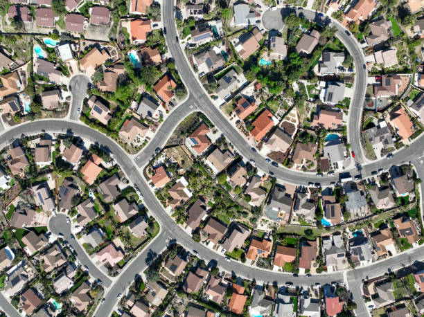 aerial top view mittelklasse nachbarschaft in südkalifornien, usa - residential district fotos stock-fotos und bilder