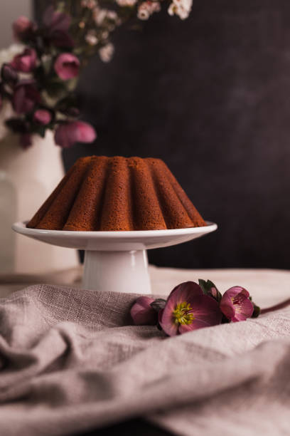 pastel kugelhopf servido en un puesto de pasteles como plato tradicional - chocolate bundt cake fotografías e imágenes de stock