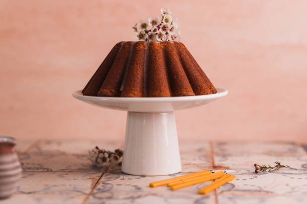 pastel kugelhopf servido en un puesto de pasteles como plato tradicional - chocolate bundt cake fotografías e imágenes de stock