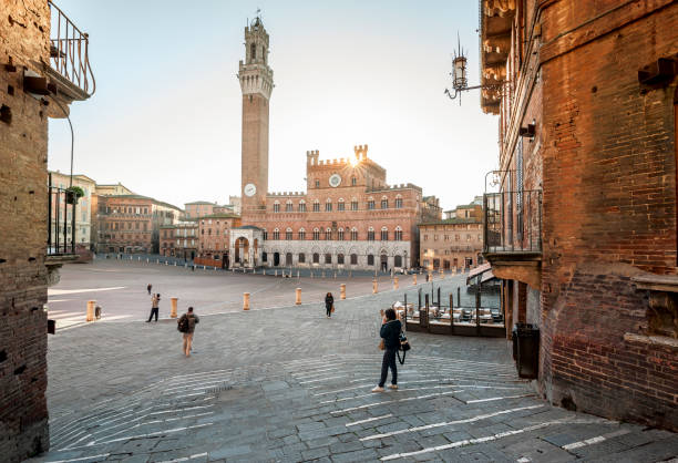 piazza del campo jest główną przestrzenią publiczną historycznego centrum sieny. - palazzo pubblico zdjęcia i obrazy z banku zdjęć