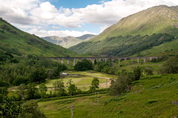 vecchio ponte ferroviario glenfinnan viaduct in scozia - loch foto e immagini stock