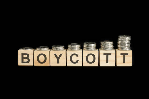 보이콧 - 검은 배경에 편지와 나무 블록의 단어. 선택적 초점. - boycott 뉴스 사진 이미지
