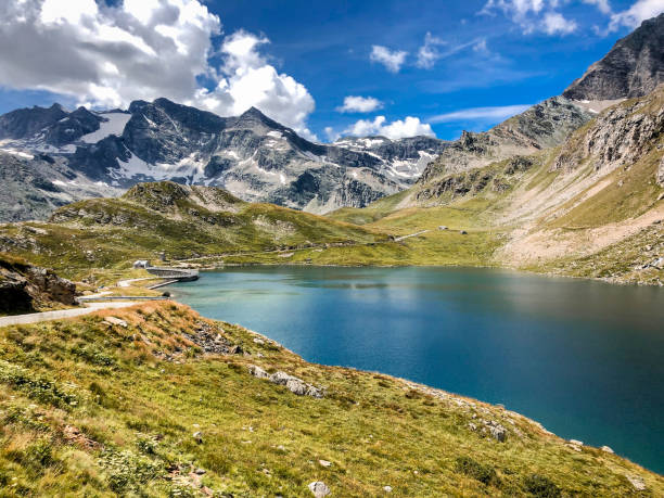 paisaje del lago agnel, parque gran paradiso, piamonte - alpes europeos fotografías e imágenes de stock