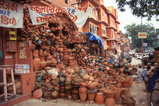 magasin de poterie à hawa mahal road à jaipur - bikaner photos et images de collection