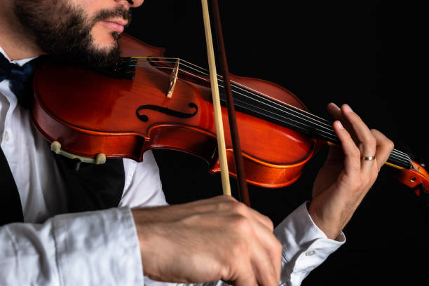 uomo che suona il violino - classical music red violin bow foto e immagini stock