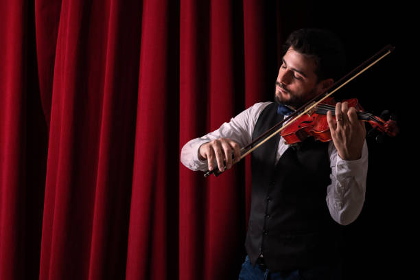 uomo che suona il violino. - classical music red violin bow foto e immagini stock
