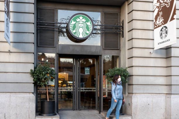 スペインのマドリードのスターバックスから出てくる女性 - starbucks coffee coffee shop women ストックフォトと画像