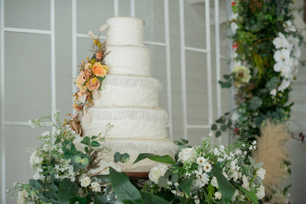 istock Beautiful wedding cake with blur background 1388270977