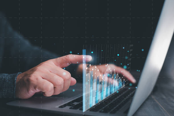 Finance and Investment concept. Money management and Financial chart. Businessman is touching a growing virtual hologram stock to analyze. stock graph come from laptop. Business stock analysis concept concepto de finanzas e inversiones. gestión del dinero y gráfico financiero. el empresario está tocando un creciente stock de hologramas virtuales para analizar. el gráfico de stock proviene de una computadora portátil. concepto de análisis de stock