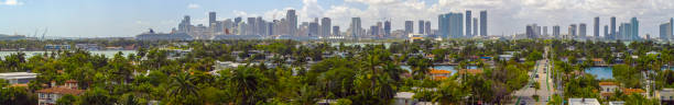 lotnicza panorama odległej panoramy centrum miami nad bogatymi wyspami weneckimi w słoneczny dzień.  bardzo duża panorama zszywana w wysokiej rozdzielczości. - miami florida skyline panoramic florida zdjęcia i obrazy z banku zdjęć