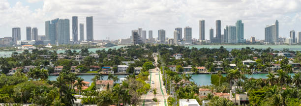 odległy z lotu ptaka szerokokątny widok na centrum miami wzdłuż venetian way, nad bogatymi wyspami weneckimi w słoneczny, wietrzny dzień. bardzo duża panorama zszywana w wysokiej rozdzielczości. - miami florida skyline panoramic florida zdjęcia i obrazy z banku zdjęć