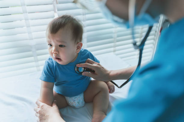 pédiatre asiatique avec bébé patient à la clinique pédiatrique - medical check photos et images de collection