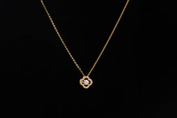 золотой кулон с цепочкой на черном фоне - necklace chain gold jewelry стоковые фото и изображения