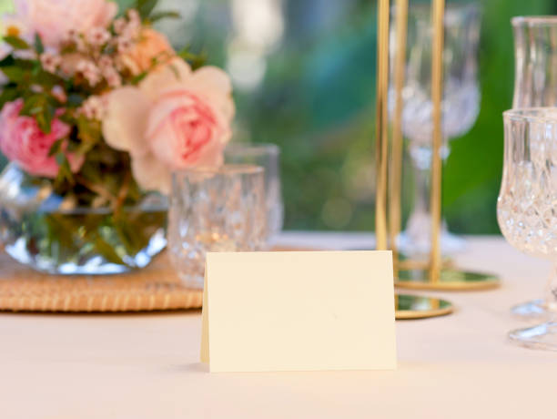 makieta biała pusta karta spacji, dla miejsca imienia, złożona, powitanie, zaproszenie na tle ustawienia stołu weselnego. - place setting wedding table decoration zdjęcia i obrazy z banku zdjęć