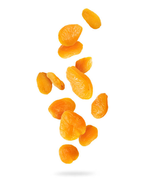 köstliche getrocknete aprikosen in der luft, isoliert auf weißem hintergrund - dried apricot stock-fotos und bilder