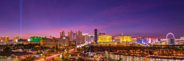 skyline des casinos et hôtels de las vegas strip - welcome to fabulous las vegas sign photos photos et images de collection