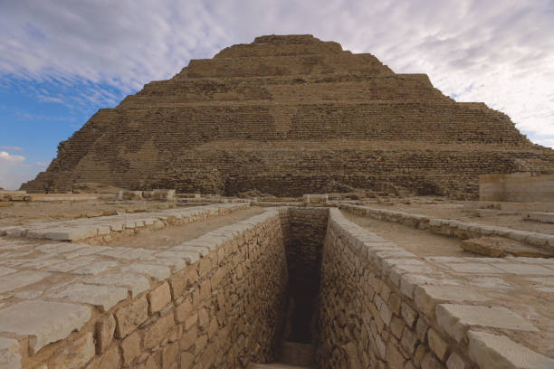 majestic view to the step pyramid of djoser under blue sky, is an archaeological site in the saqqara necropolis, northwest of the city of memphis - the step pyramid of zoser imagens e fotografias de stock