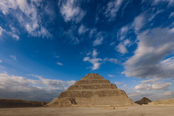 majestic view to the step pyramid of djoser under blue sky, is an archaeological site in the saqqara necropolis, northwest of the city of memphis - the step pyramid of zoser imagens e fotografias de stock