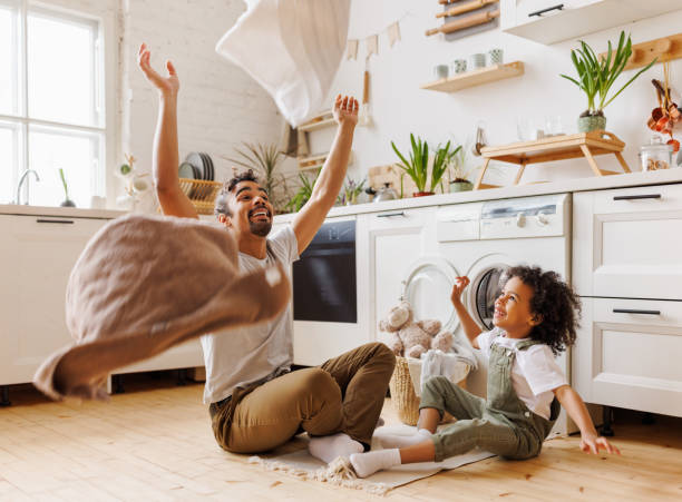 podekscytowany ojciec i dziecko bawiący się ręcznikami - domestic kitchen people fun lifestyles zdjęcia i obrazy z banku zdjęć