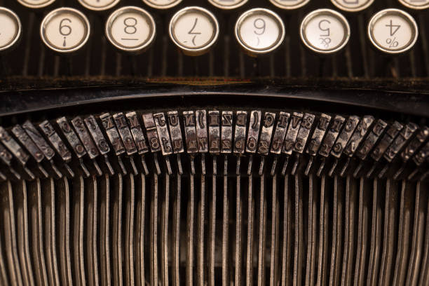 typewriter keys close up - typebar business retro revival letter imagens e fotografias de stock