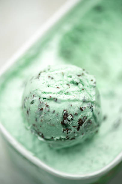 mint choc chip ice cream - 低切球 個照片及圖片檔