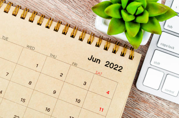 2022년 6월, 나무 배경에 키보�드 컴퓨터가 있는 책상 달력. - calendar june time month 뉴스 사진 이미지