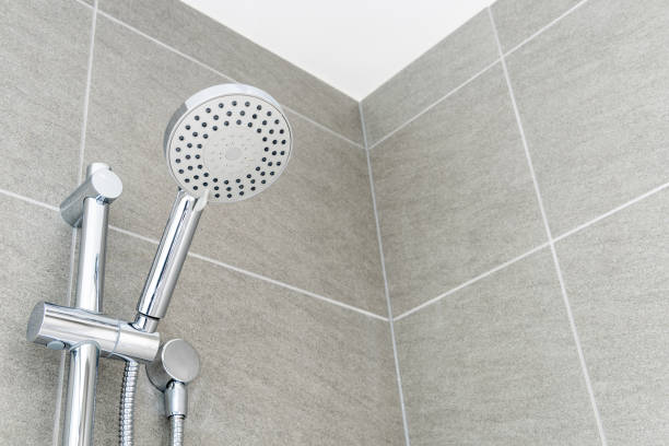silberner duschkopf nahaufnahme im badezimmer - duschkopf stock-fotos und bilder