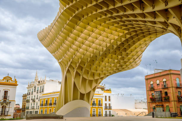 деревянное строение metropol parasol расположено в старом квартале севильи, испания. пустое место без людей. - sevilla стоковые фото и изображения