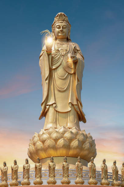 statua di buddha, contro il cielo pacifico - guan yin foto e immagini stock