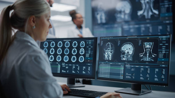 의료 병원 건강 관리 실험실: 카메라는 뇌 스캔 mri 이미지와 컴퓨터를 사용하여 아픈 환자와 여성 신경학자에 대한 치료를 찾는 ct 스캔을 분석 전문 신경 과학자를 캡처 - radiologist x ray computer medical scan 뉴스 사진 이미지