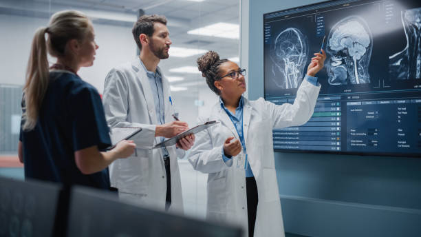 의료 병원 실험실 회의: 신경학자의 다양 한 팀, 신경 과학자, 신경 외과 의사 참조 tv 화면 뇌 이미지와 mri 스캔을 보여주는, 치료 방법에 대 한 이야기, 새로운 약물 치료 - radiologist x ray computer medical scan 뉴스 사진 이미지