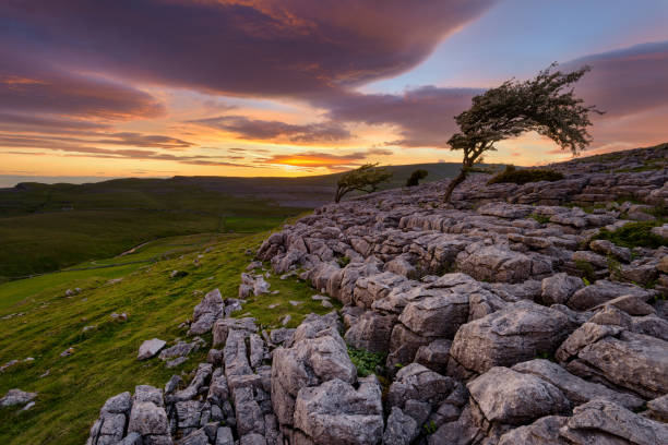 hermosa puesta de sol de yorkshire en twistleton scar. - twistleton scar fotografías e imágenes de stock