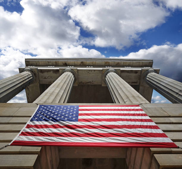 das north carolina state capitol building in raleigh mit der amerikanischen flagge für den 4. juli geschmückt - north carolina raleigh north capital stock-fotos und bilder