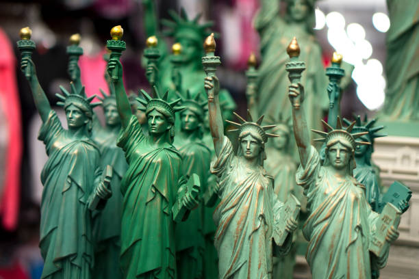 많은 자유의 여신상이 뉴욕시의 한 가게에서 기념품을 닫습니다. - replica statue of liberty 뉴스 사진 이미지