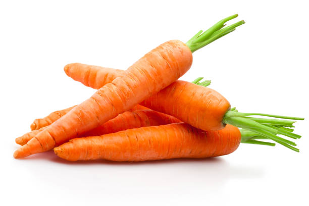 fresca zanahorias aislado sobre fondo blanco - whole carrots fotografías e imágenes de stock