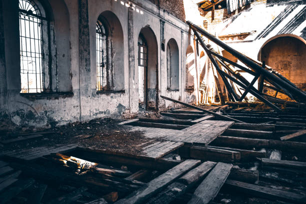 wnętrze opuszczonego i zrujnowanego budynku, rozczochranego kościoła w rosji - abandoned church indoors dirty zdjęcia i obrazy z banku zdjęć