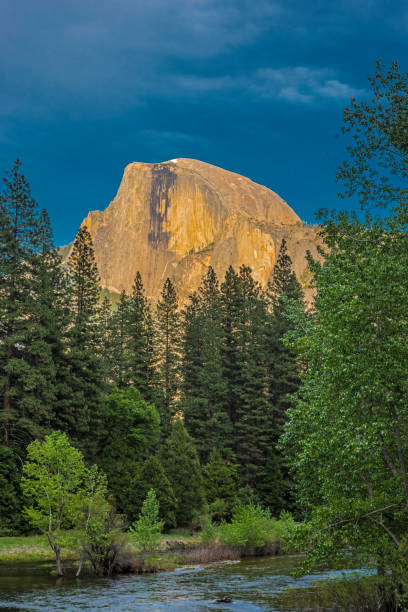 media cúpula y el río merced al atardecer. parque nacional yosemite en las montañas de sierra nevada de california - condado de mariposa fotografías e imágenes de stock