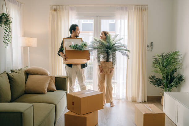 pareja asiática que se muda en casa nueva. - moving house physical activity moving van box fotografías e imágenes de stock