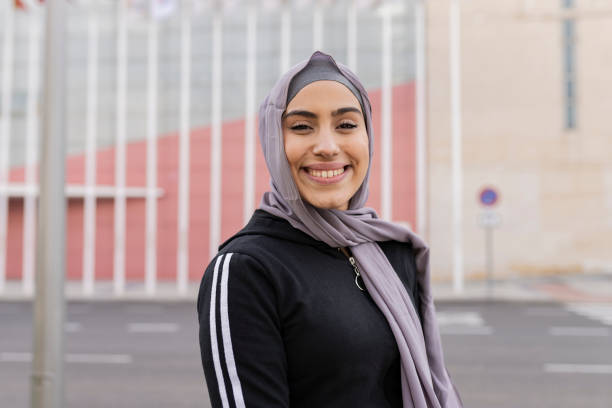 портрет красивая молодая женщина в хиджабе и спортивной одежде, спортивная мусульманка - women middle eastern ethnicity islam hijab стоковые фото и изображения
