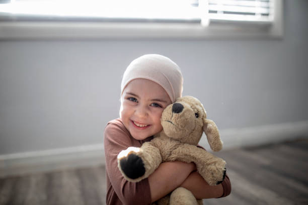 젊은 암 환자와 그녀의 박제 동물 - 한 소녀만 뉴스 사진 이미지