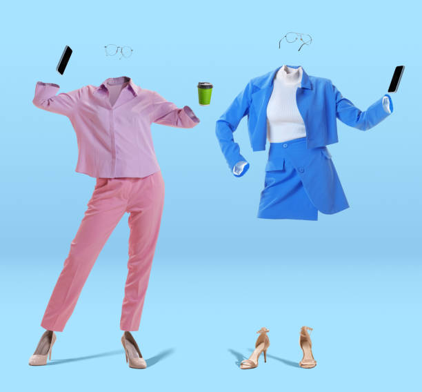 dwie stylowe niewidzialne kobiety noszące nowoczesne stroje w stylu casual i okulary za pomocą telefonów na niebieskim tle. pojęcie mody, stylu - invisible absence shirt mystery zdjęcia i obrazy z banku zdjęć