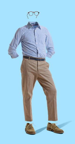 kreatywny portret niewidzialnego mężczyzny w nowoczesnym stroju w stylu biznesowym i okularach na niebieskim tle. koncepcja mody, kreatywność - invisible absence shirt mystery zdjęcia i obrazy z banku zdjęć