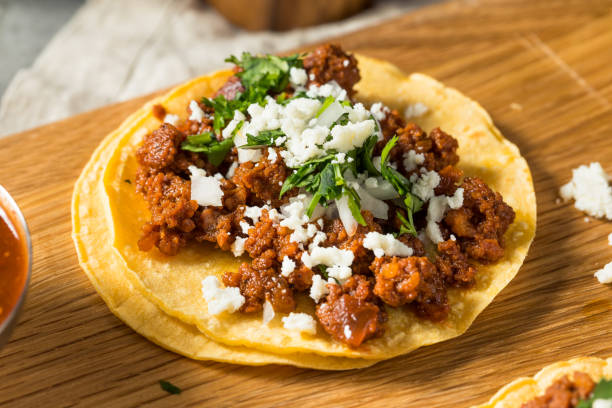 chorizo tacos messicani fatti in casa - taco chips foto e immagini stock