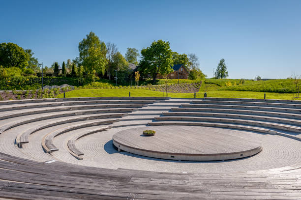 panoramiczny widok na okrągłą otwartą scenę na występ w parku. - amphitheater zdjęcia i obrazy z banku zdjęć