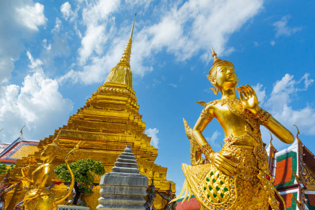 왓 프라 카우, 방콕, 태국, 부처 조각 키노라 또는 키나리 (신화 생물, 반 새, 반 남자)의 넓은 각진 보기와 방콕, 태국의 왓 프라 카에오와 그랜드 팰리스에서 - bangkok thailand demon majestic 뉴스 사진 이미지